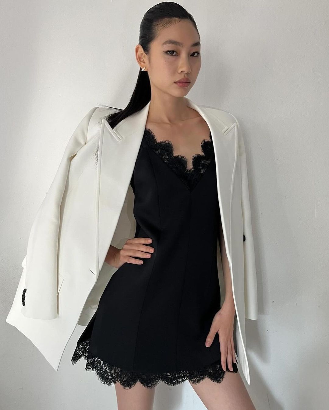 Tampak langsing model dress brokat