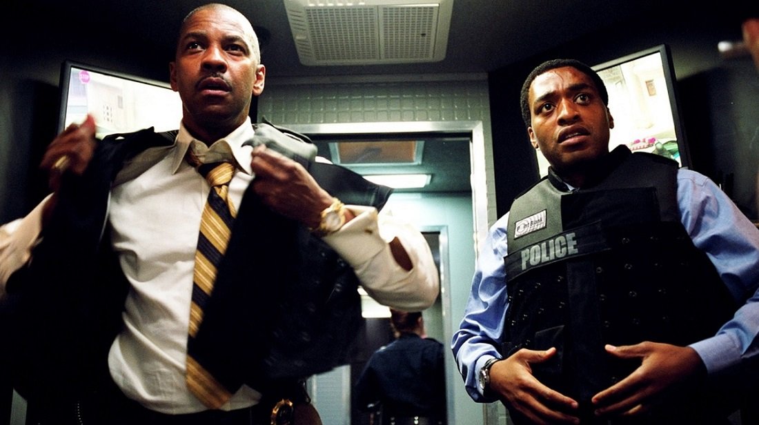 (Denzel Washington dan Chiwetel Ejiofor dalam film Inside Man (2006). Foto: Dok. Universal Pictures)