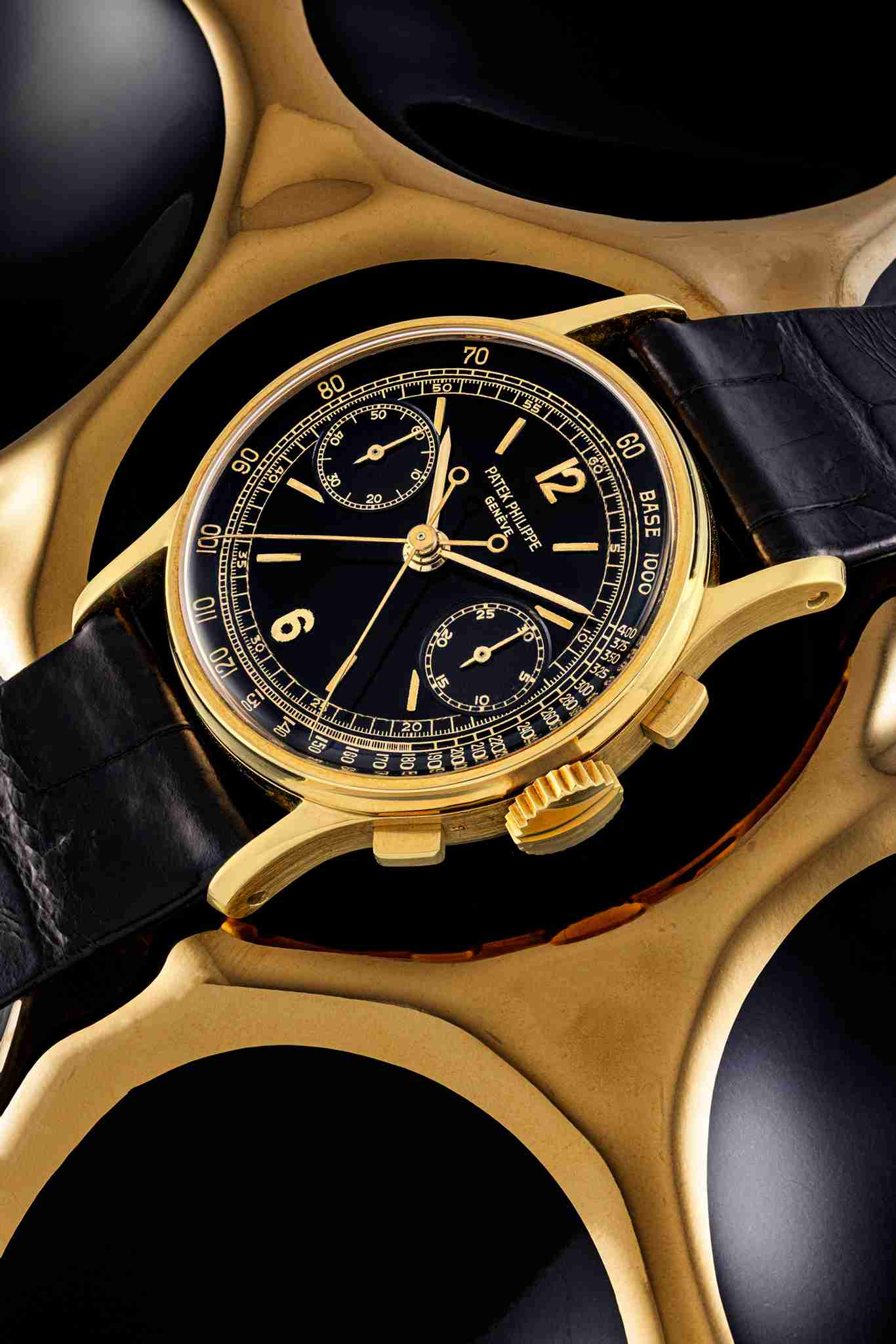 (Patek Philippe, arloji kronograf split seconds dari emas 18 karat yang menarik dan langka dengan dial berwarna hitam. Ref. 1436, dibuat pada 1950. (Perkiraan: HK$4,000,000 — atau sekitar Rp8,000,000). Foto: Dok. Christie’s)