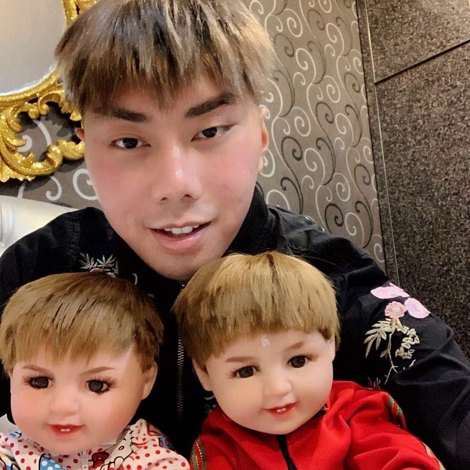 Artis Indonesia yang anggap boneka sebagai anak sendiri