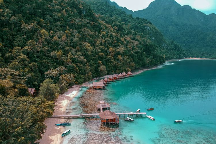 (Kota Ambon. Foto: Dok. Udi Hammin Faroja/Shutterstock)