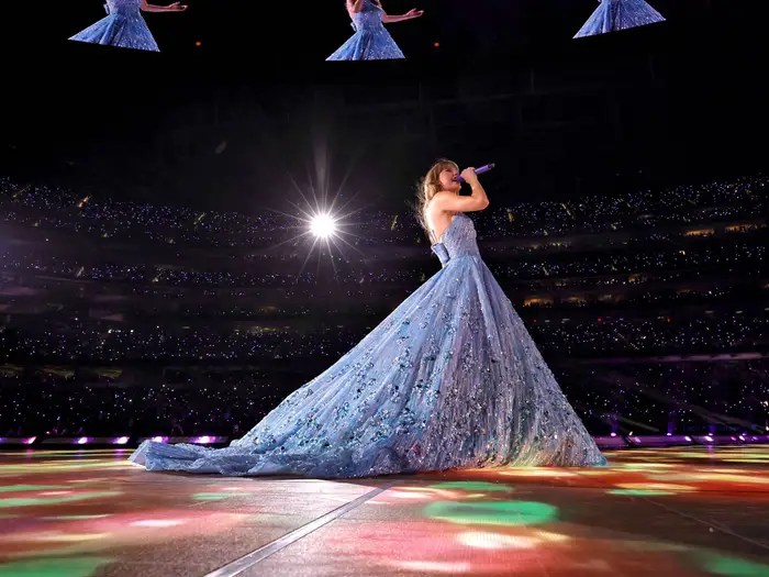 (Ballgown warna biru saat konser di Los Angels. Foto: Dok. Kevin Winter/TAS23/Getty Images for TAS Rights Management)