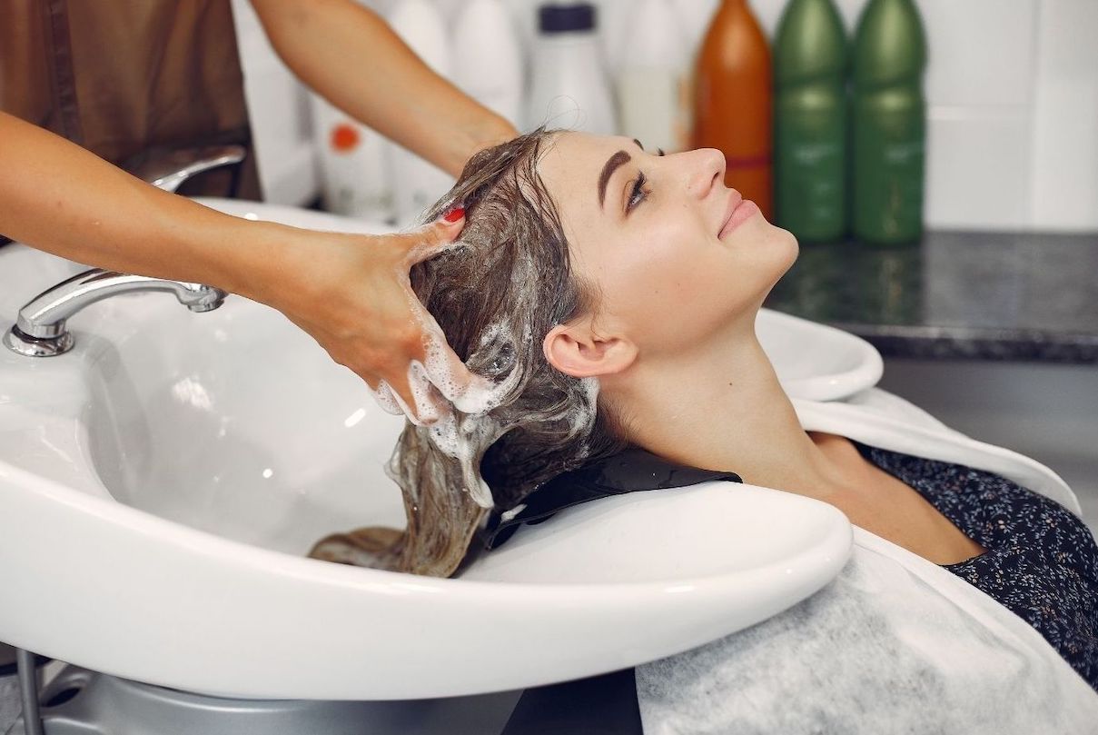 cara menghilangkan bleaching rambut