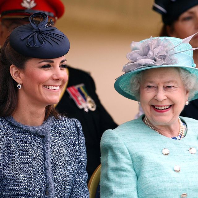 Tapi yang senada merupakan gaya Fashion Ikonik Ratu Elizabeth II