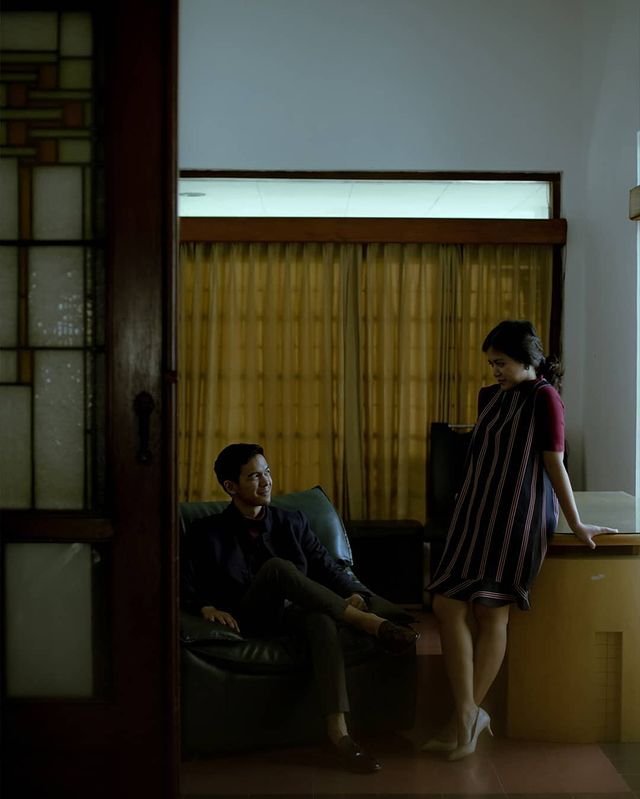 Simak, Inspirasi Gaya Foto Prewedding Indoor 