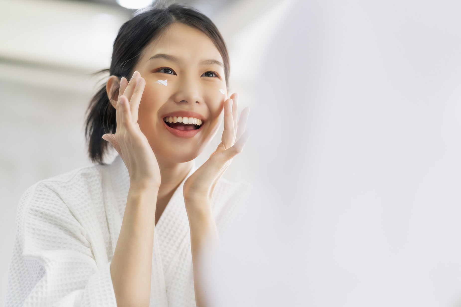 3 Cara Reapply Sunscreen Saat Sudah Menggunakan Makeup