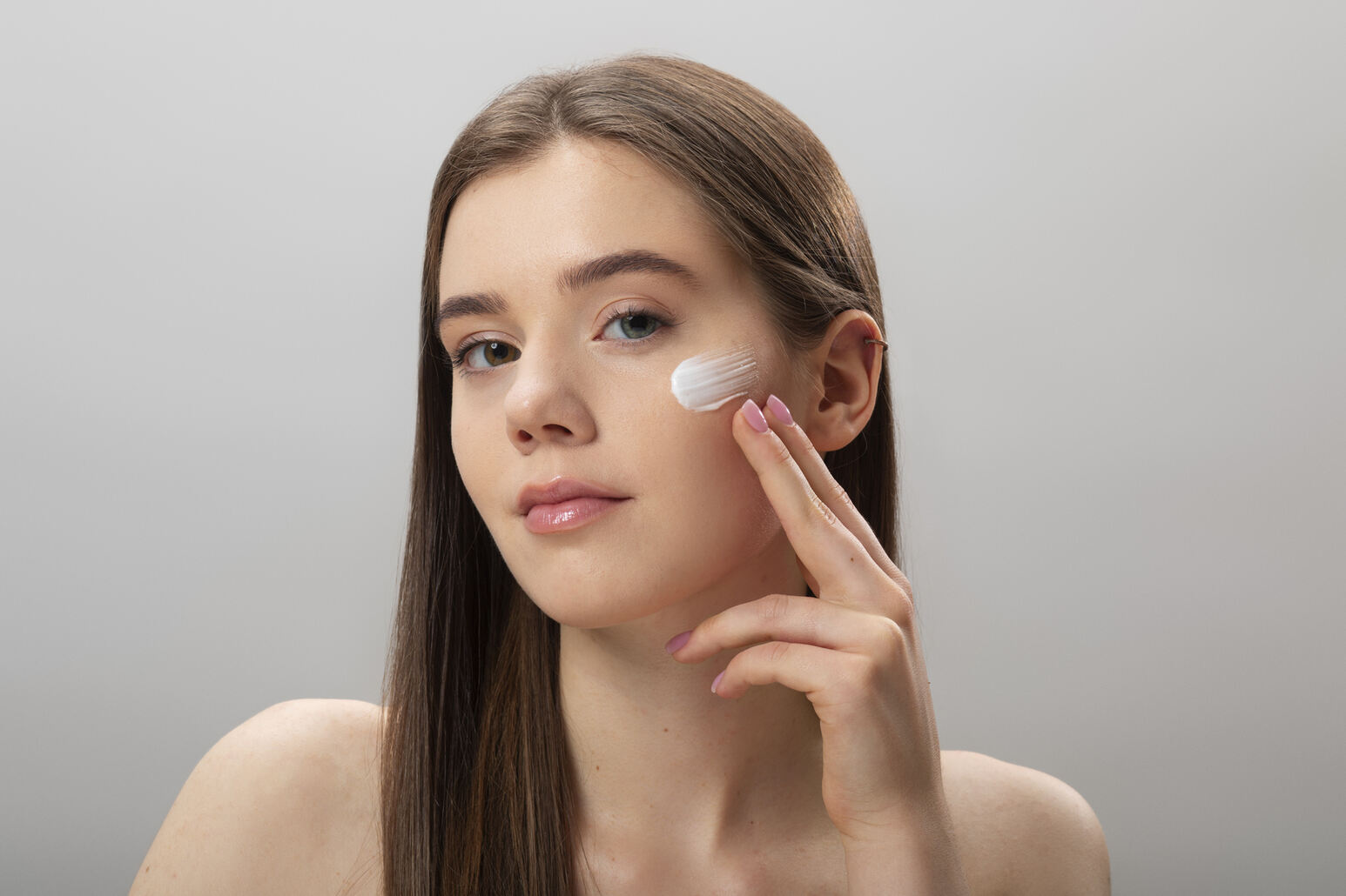 3 Cara Reapply Sunscreen Saat Sudah Menggunakan Makeup