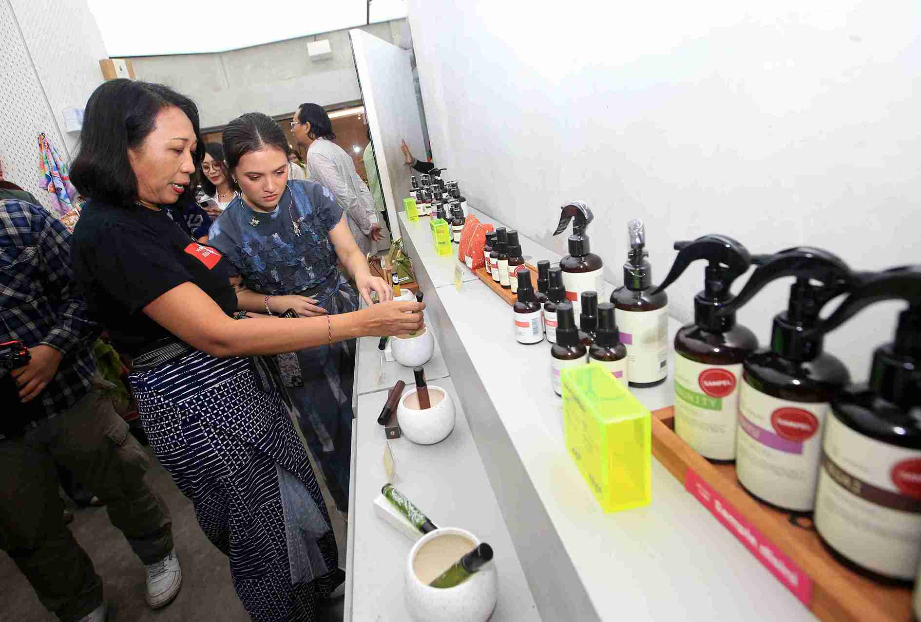 (Ni Made Ayu Marthini Deputi Bidang Pemasaran Pariwisata Kemenparekraf bersama Marsha Aruan sedang mencoba membuat ramuan aromatik yang berbahan alami khas Indonesia di Atsiri diSarinah. Foto: Dok. Kemenparekraf)