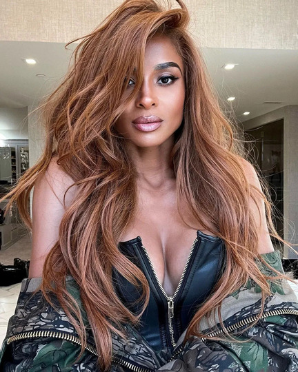 Lihat Rekomendasi Warna Rambut yang Cocok untuk Kulit Gelap