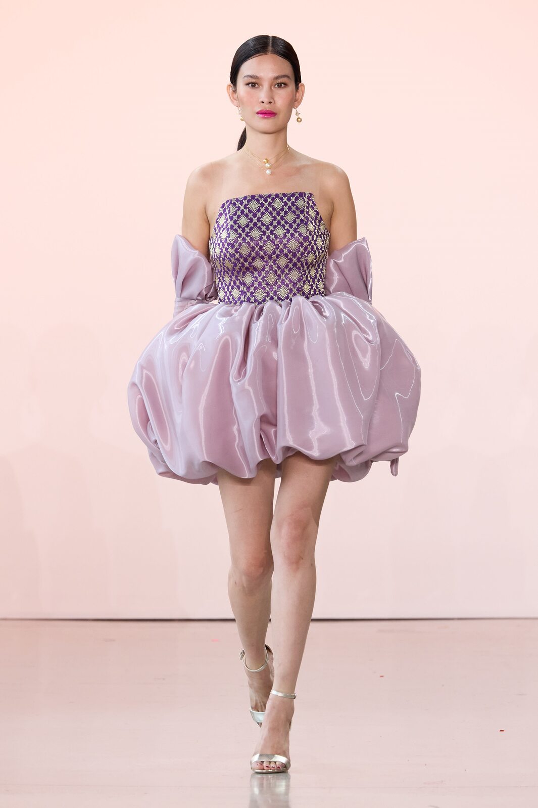 Peragaan busana NYFW 2024 menampilkan koleksi terbaru dari Ayumi.