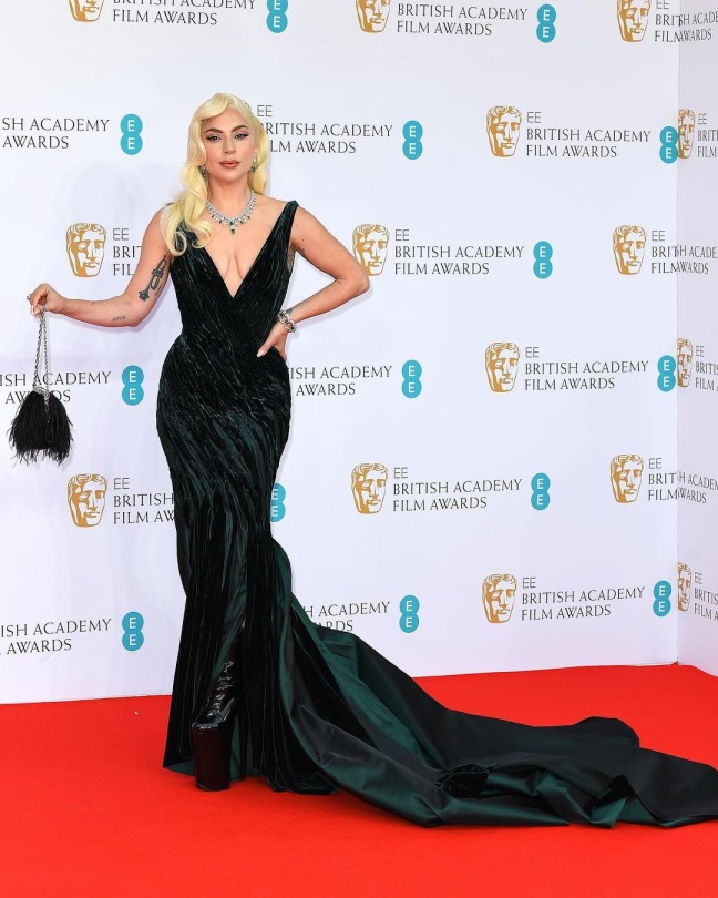 busana terbaik bafta 2022
