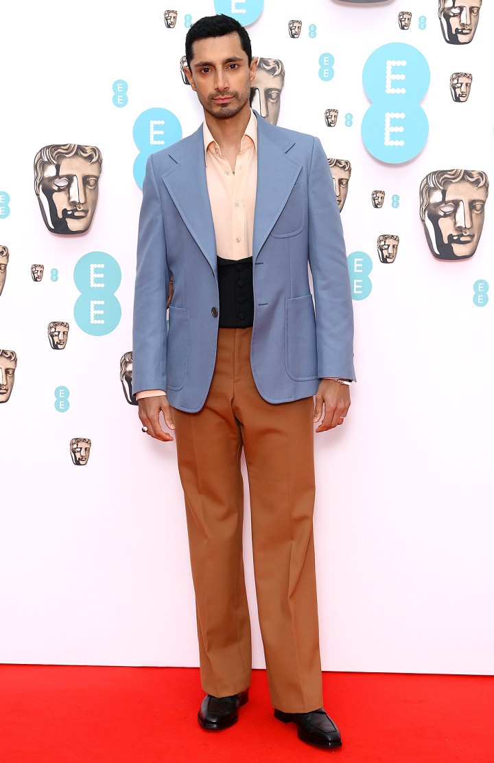 busana terbaik bafta 2022