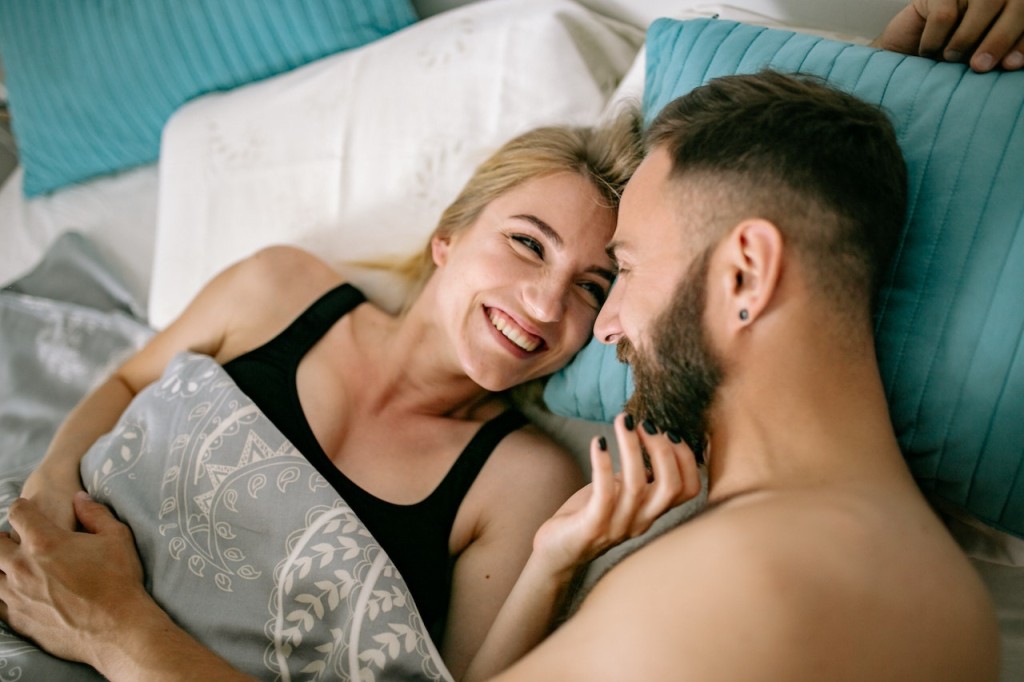 manfaat seks di pagi hari, pelukan, hubungan lebih intim