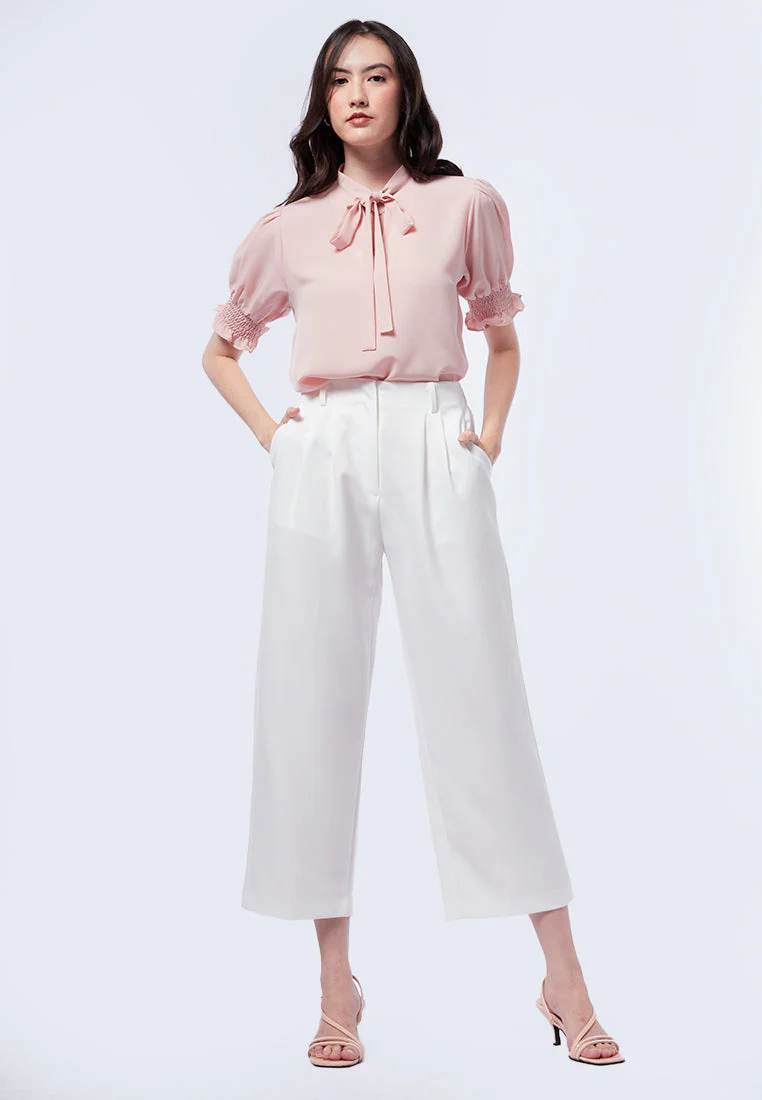 Semakin Percaya Diri, 5 Ide Mix and Match Celana Bahan