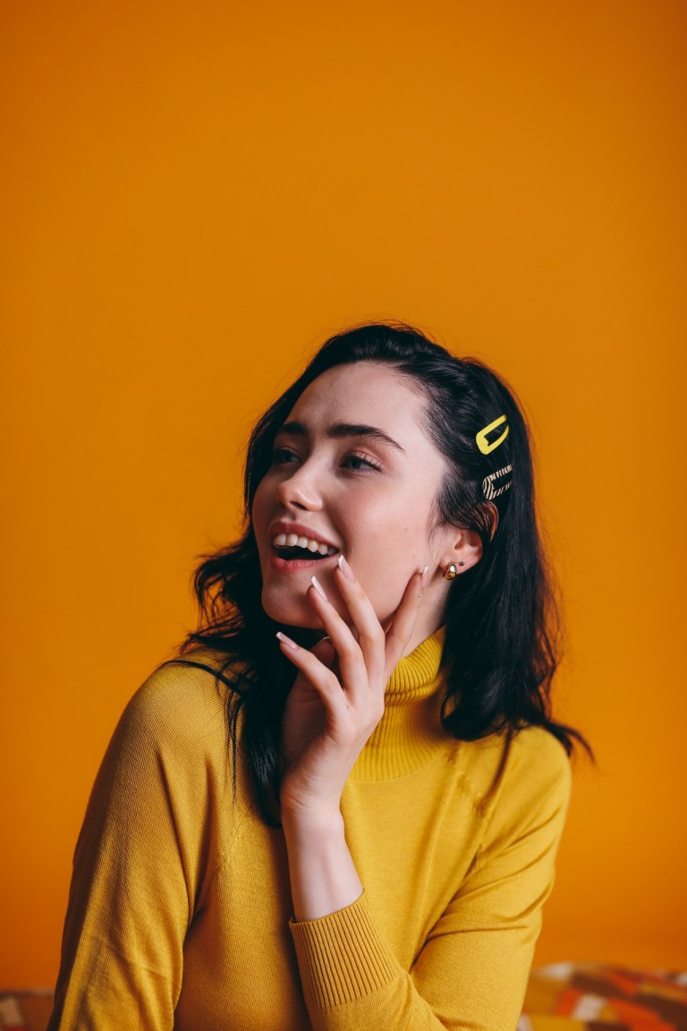 warna pakaian yang paling mudah bikin pria tertarik, kuning