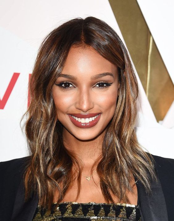 Lihat Rekomendasi Warna Rambut yang Cocok untuk Kulit Gelap