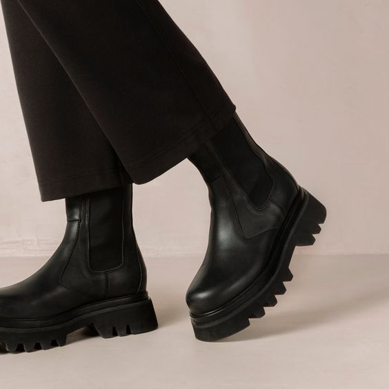 Nyaman Dipakai, 5 Rekomendasi Sepatu Boots Wanita