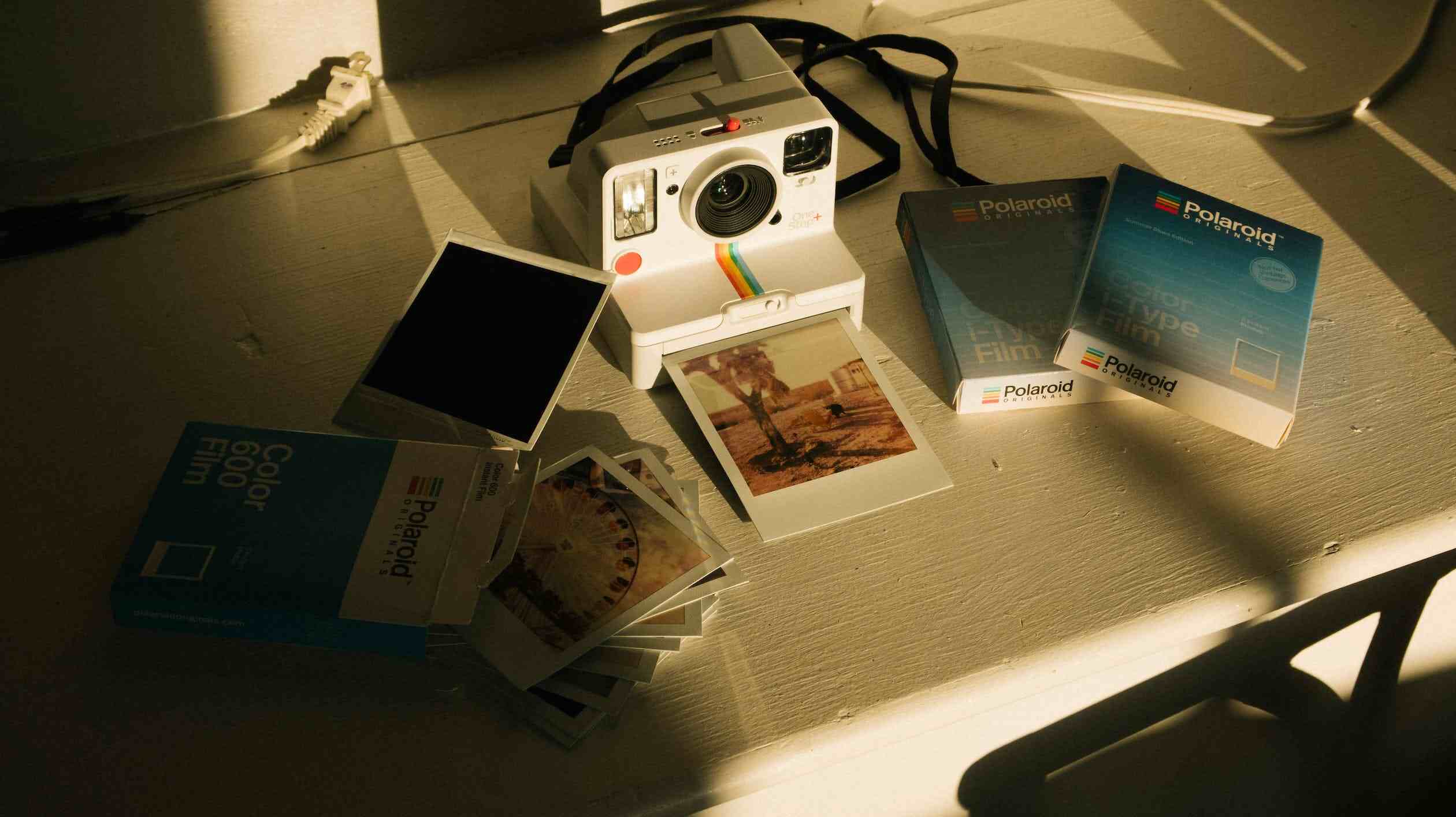 Alasan Kamera Polaroid Selalu Dibawa Saat Liburan