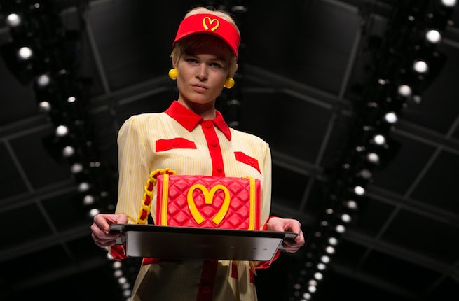 Salah satu kolaborasi ikonik antara Moschino dan McDonald 