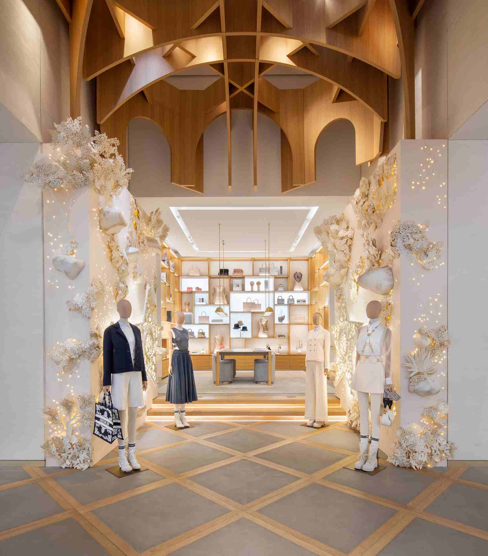Dekorasi Suasana Natal Butik Dior Bak Dunia Fantasi