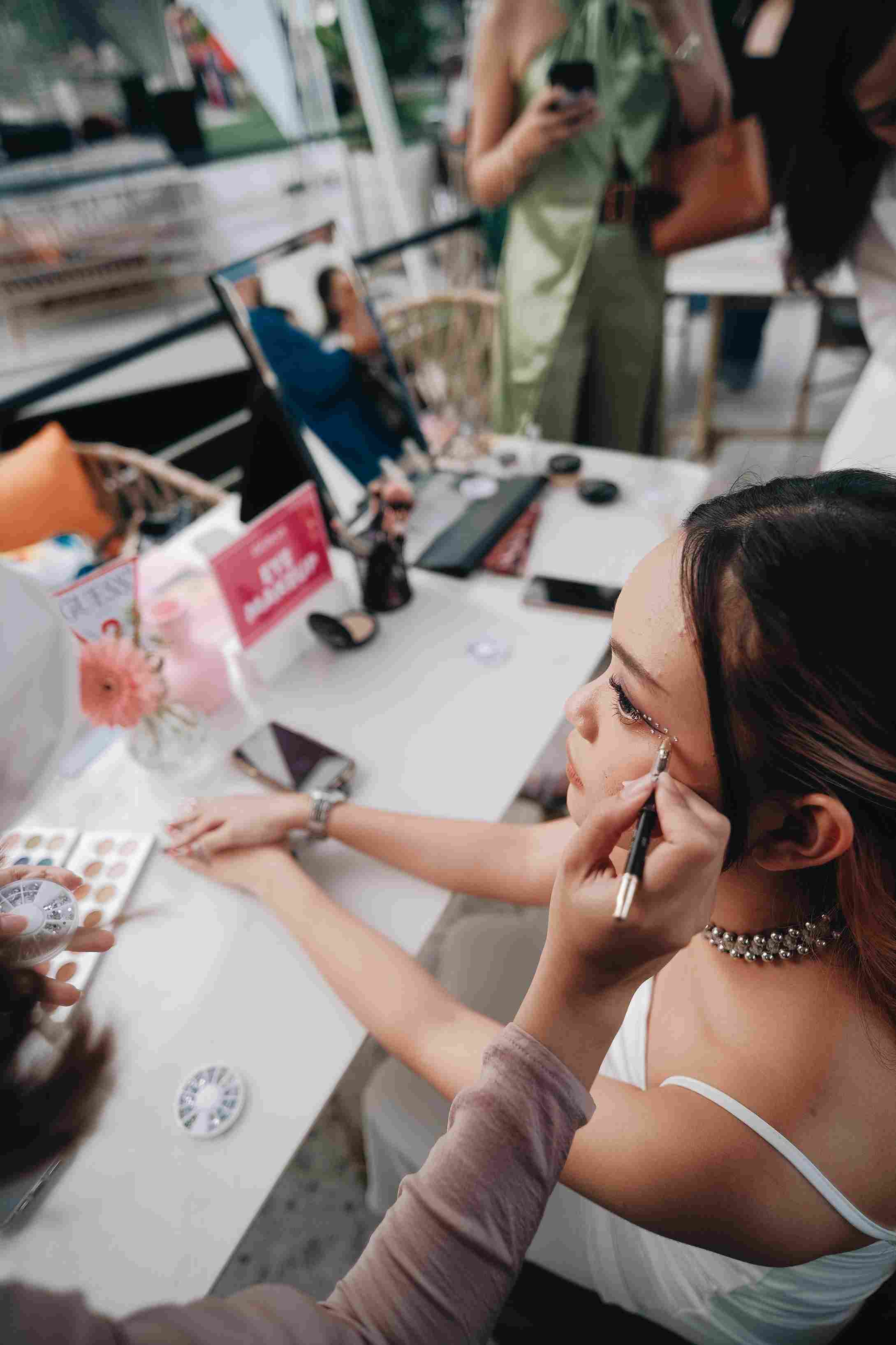 Eye make up bar. Eye make up. Guess. Guess Spring 2023 Collection.