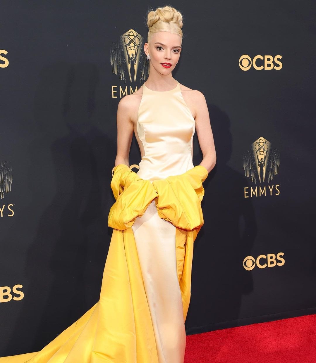 gaya busana terbaik di emmy awards 2021
