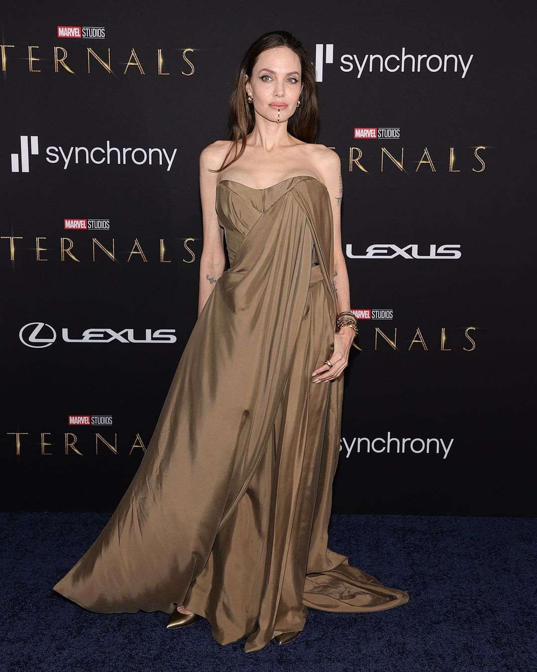 Angelina Jolie dan Gemma Chan di Premier Eternals