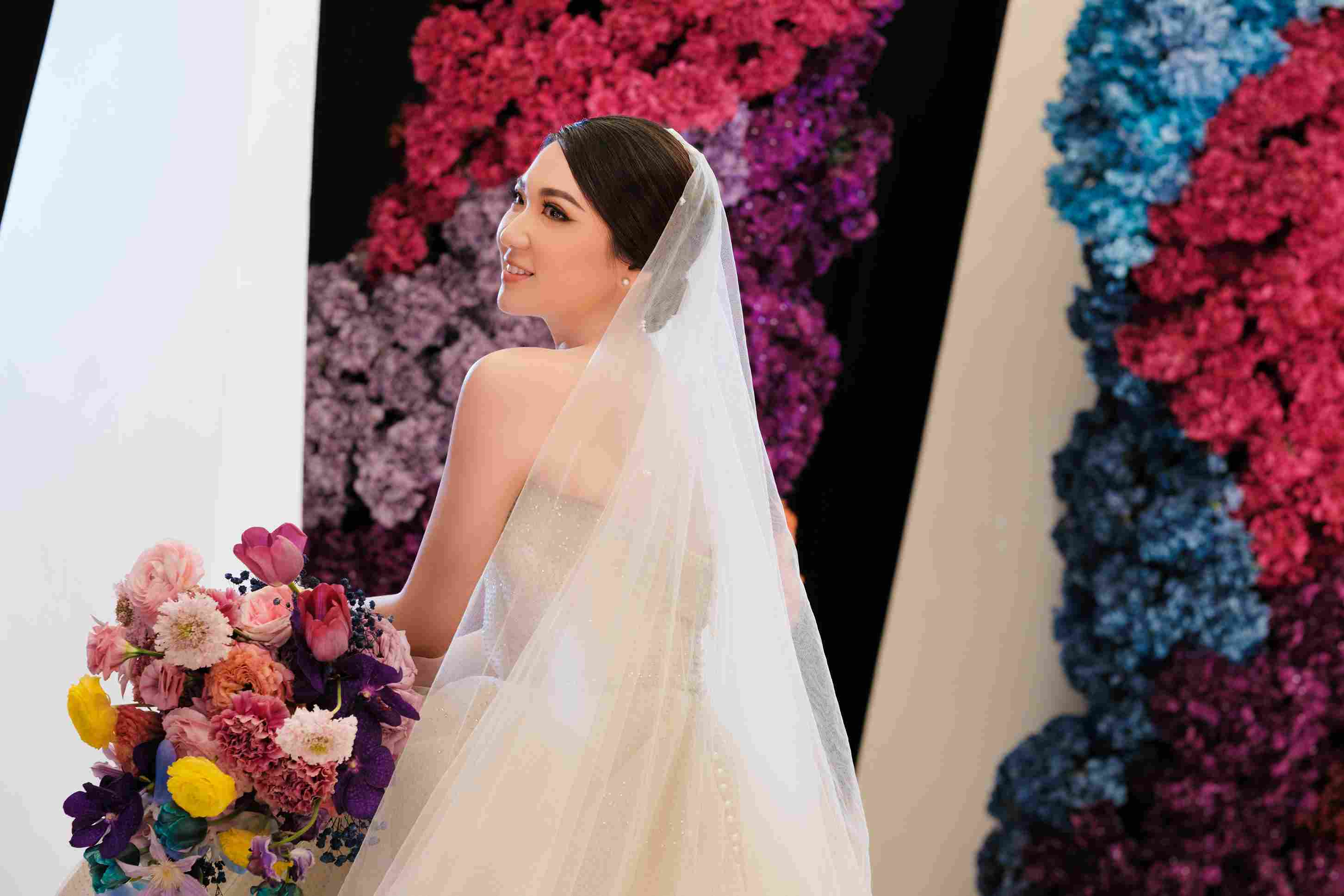 Exchange vows. Pernikahan. Vendor nikah. Gaun nikah.