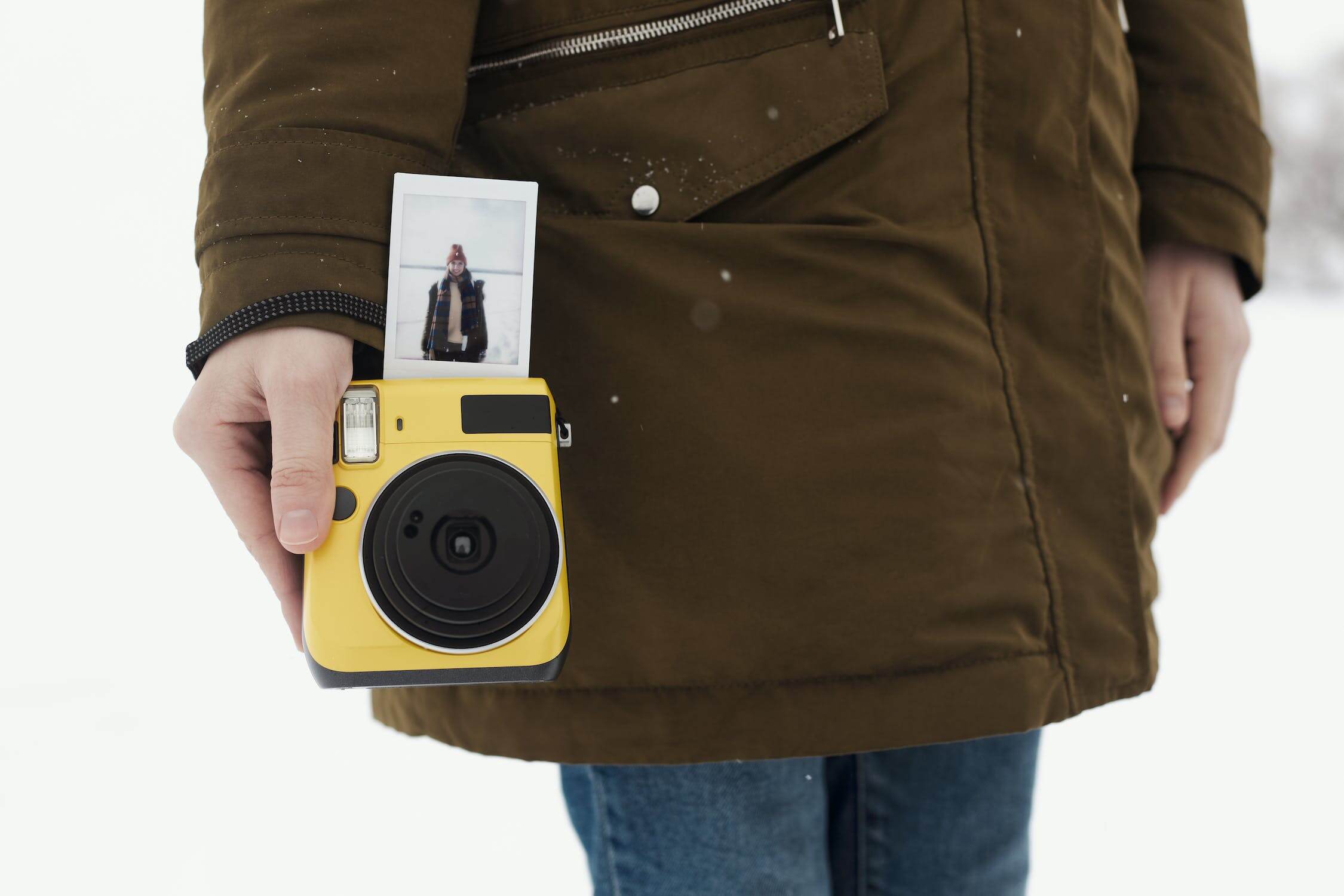Alasan Kamera Polaroid Selalu Dibawa Saat Liburan