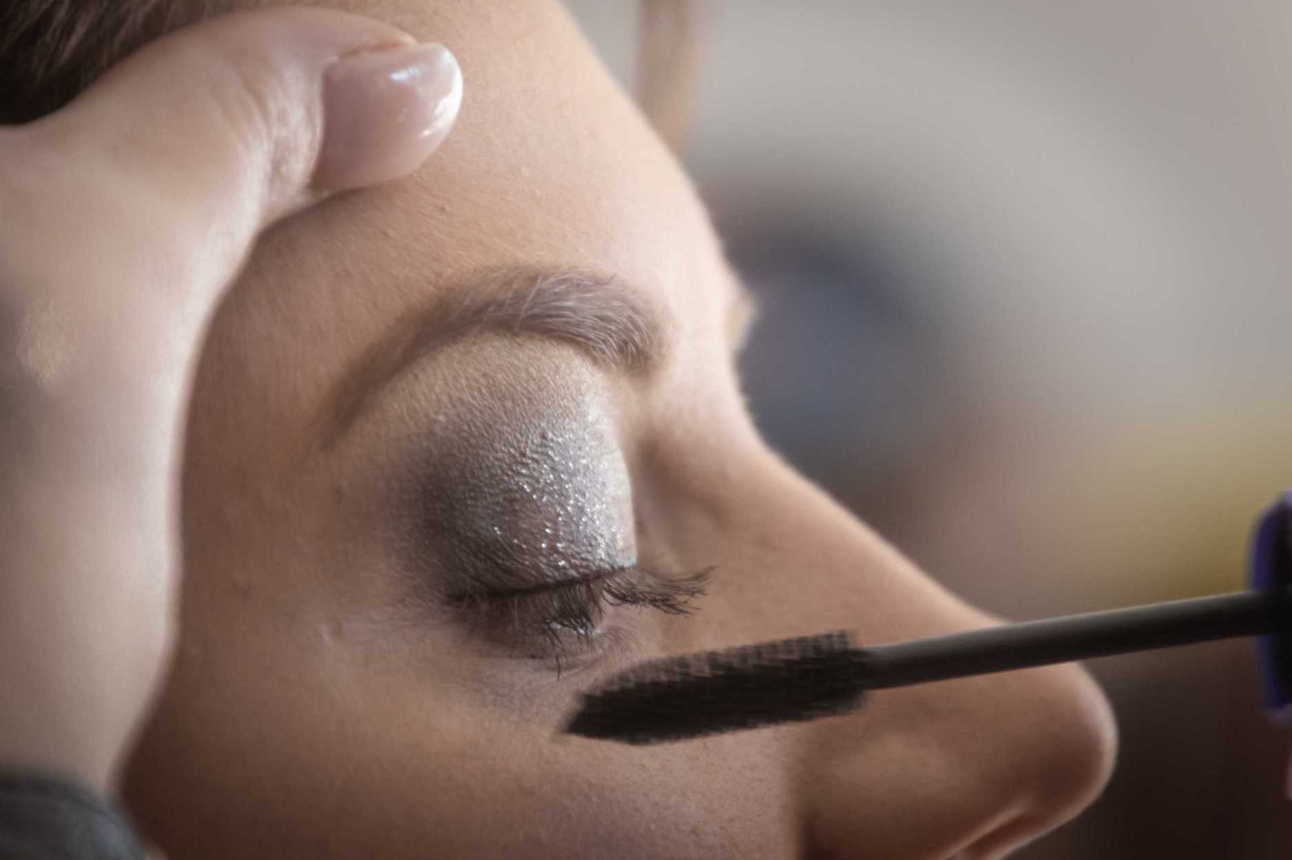 Highlighter makeup, cara menggunakan highlighter makeup, tips mengaplikasikan highlighter makeup