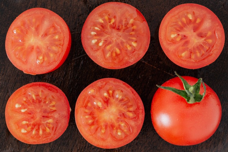 buah yang bisa bikin bibir merah alami, tomat