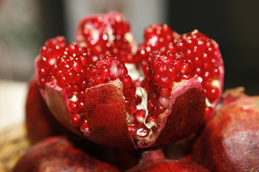 buah yang bisa bikin bibir merah alami, buah delima