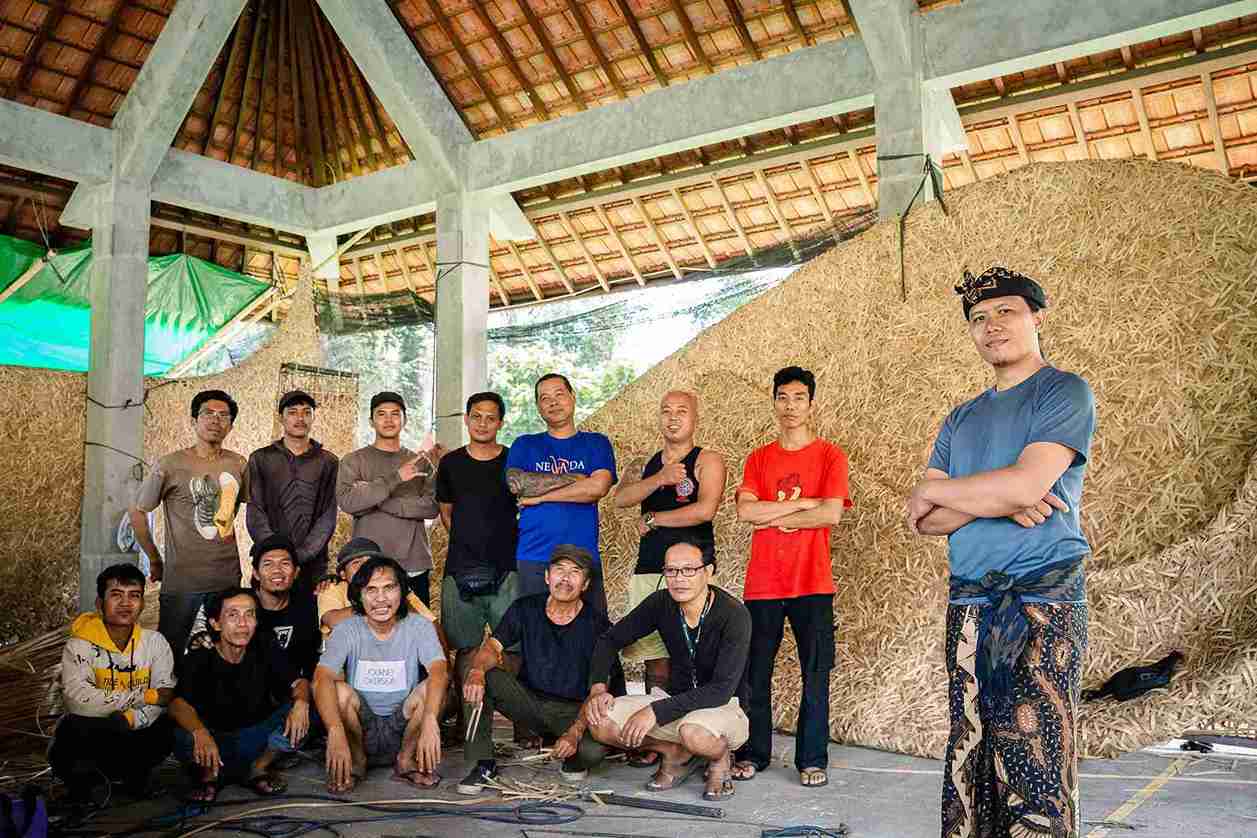 (Agus Eri Putra dan tim seniman lokal Bali dalam persiapan Heineken Good Times House. Foto: Dok. Heineken)