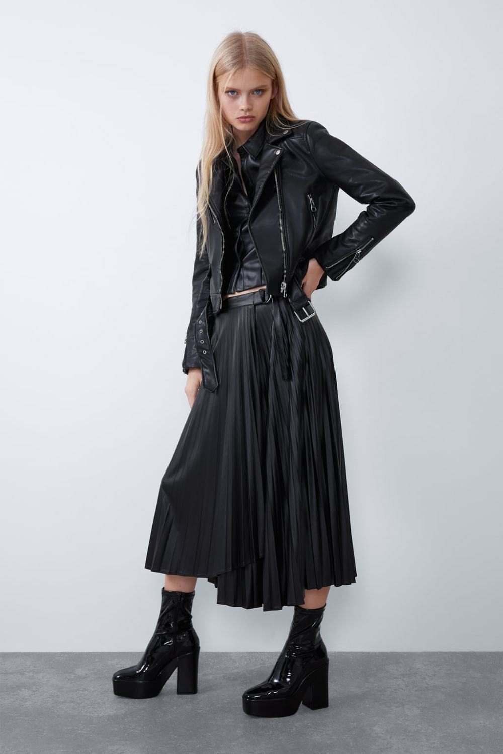 OOTD rok plisket hitam dan kemeja