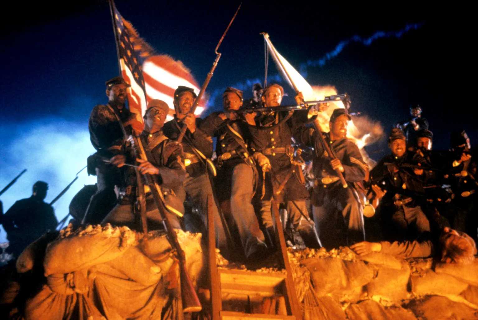 (Cary Elwes, Morgan Freeman, Denzel Washington, dan Andre Braugher dalam film Glory (1989). Foto: Dok. Columbia/TriStar Pictures) 