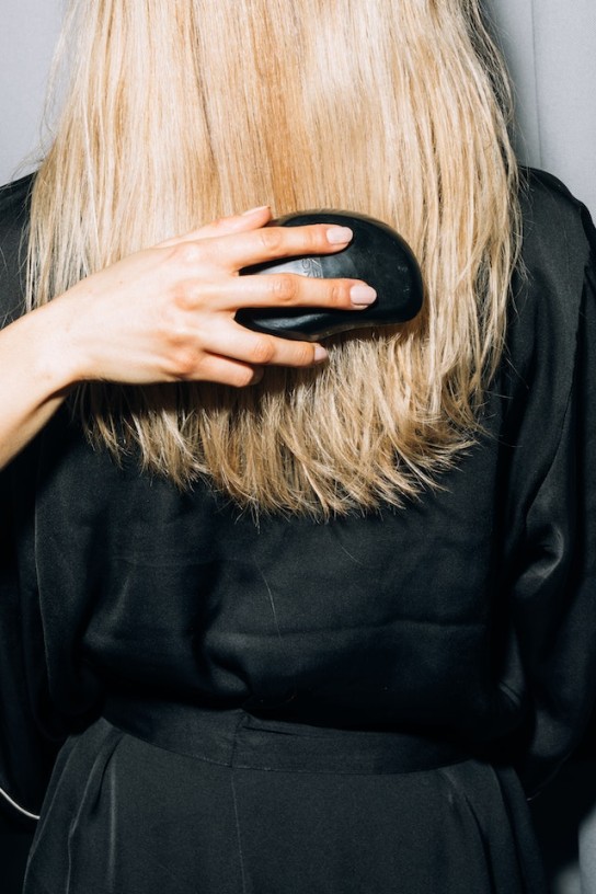 kebiasaan yang bisa bikin rambut rontok