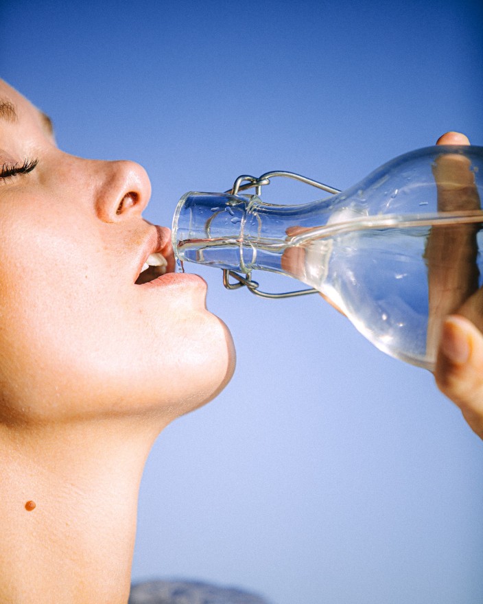 cara menghilangkan sunburn dengan cepat, minum banyak air putih