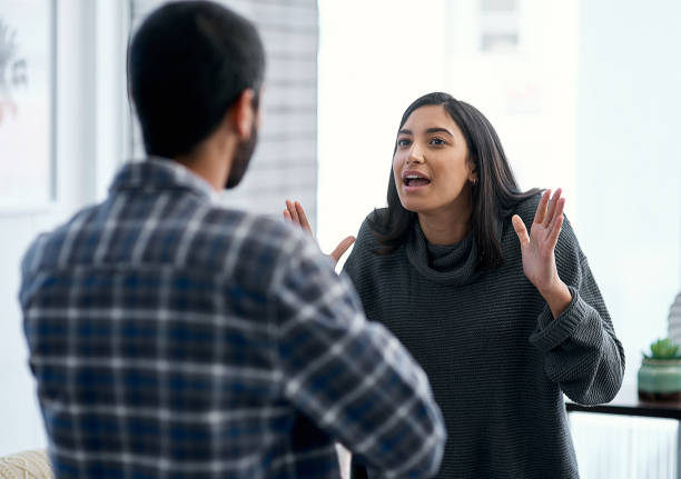 ciri wanita yang suka selingkuh, suka menuduh pasangan