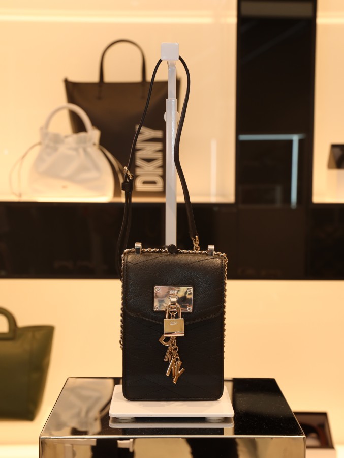 dkny buka gerai di plaza senayan jakarta