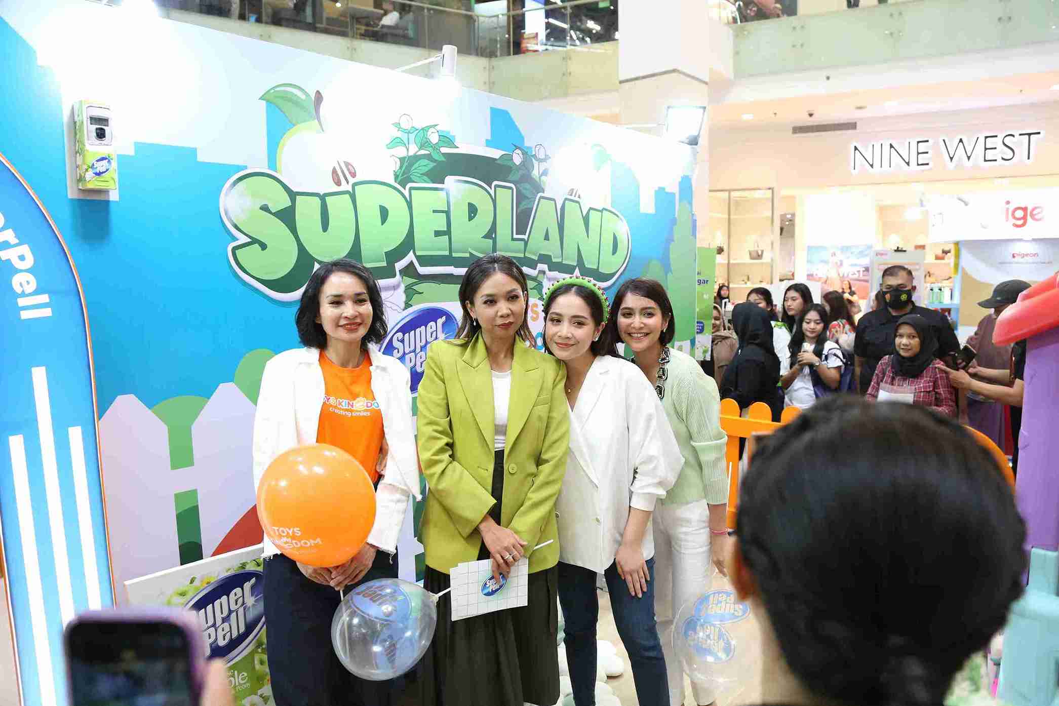 (Pameran ini juga dihadiri oleh Ellen Widodo (General Manager Marketing Toys Kingdom), Nagita Slavina (Public figure dan working mom), serta Caca Tengker (Psikolog klinis). Foto: Dok. Mother & Beyond)