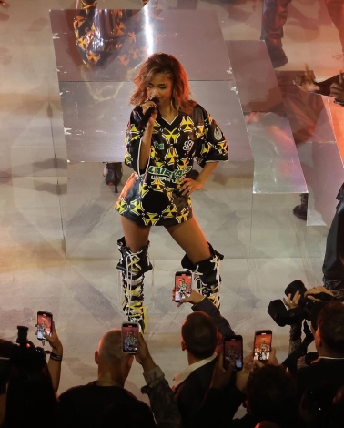 Tyla, water, make me sweat, fashion, gaya busana, fashion style, Y2K, style, Y2K style, outfits
