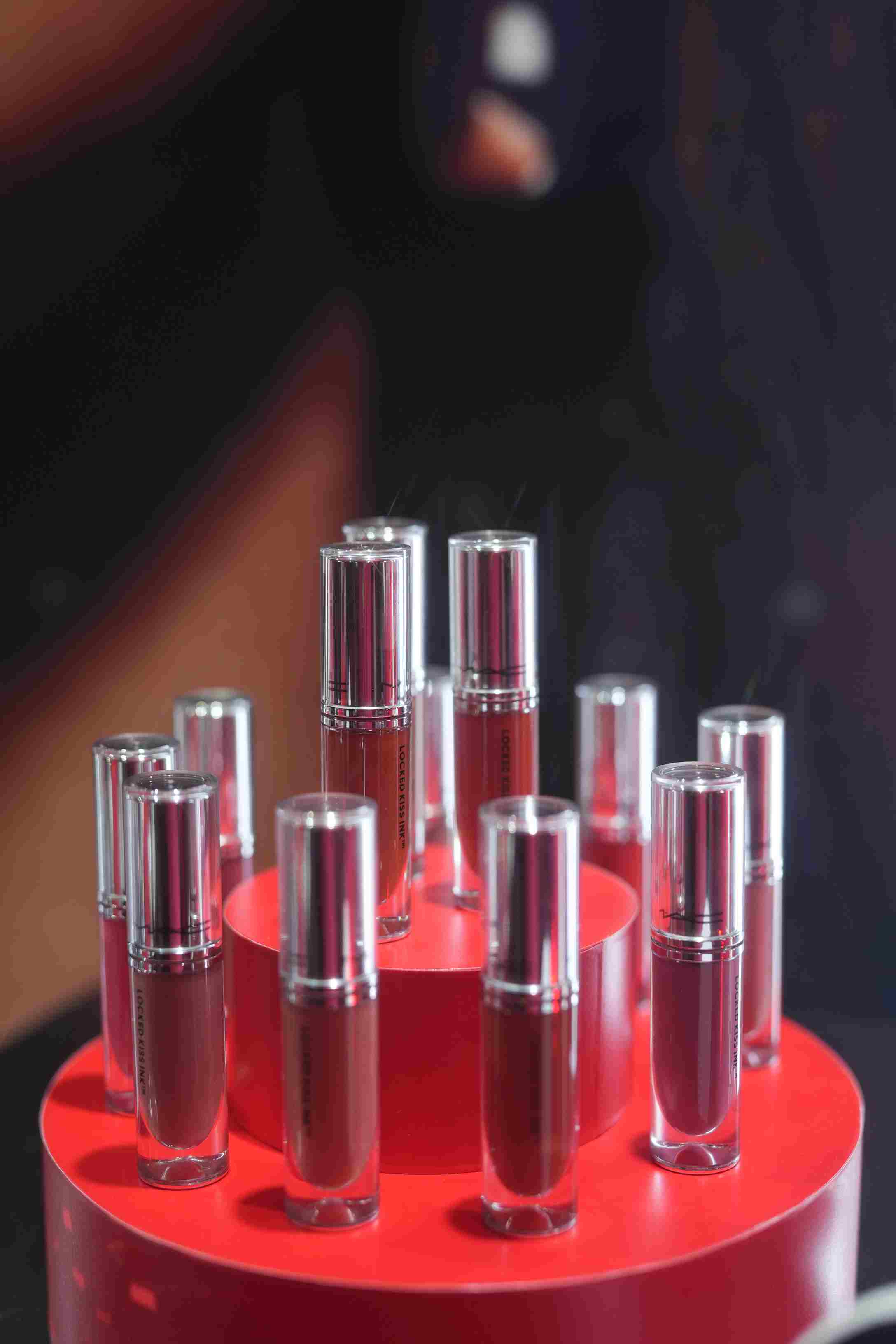 MAC Locked Kiss Ink. Warna lipstik. Lipstik. Lipstik cair. Kosmetik. Bibir.