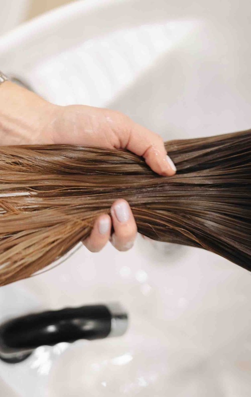 cara agar rambut lebih terlihat glowy dan flowy, flowy, glowy, hair, rambut ikal, rambut bersinar