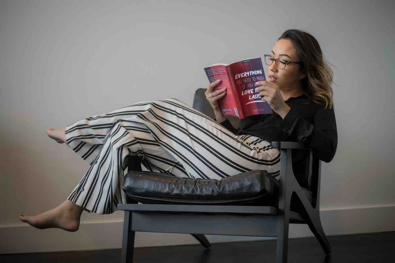 membaca buku, manfaat baca buku, baca buku, buku, buku novel, buku fiksi, buku