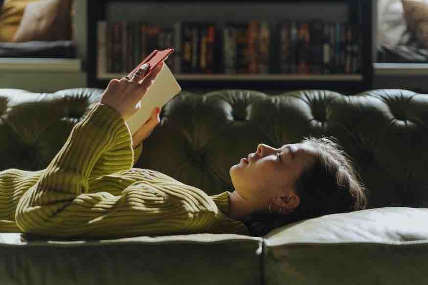membaca buku, manfaat baca buku, baca buku, buku, buku novel, buku fiksi, buku