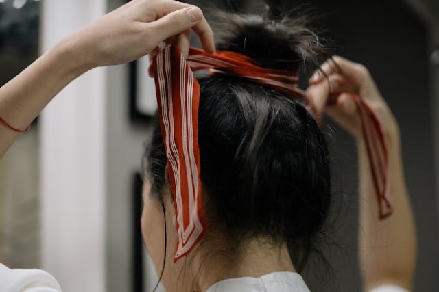 dampak mengikat rambut terlalu sering, ikat rambut, mengikat rambut, dampak mengikat rambut