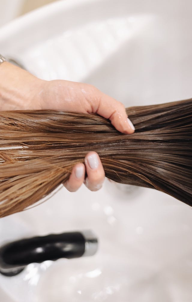 tips dalam mengurangi minyak pada rambut, minyak rambut, cara atasi minyak pada rambut, rambut sehat