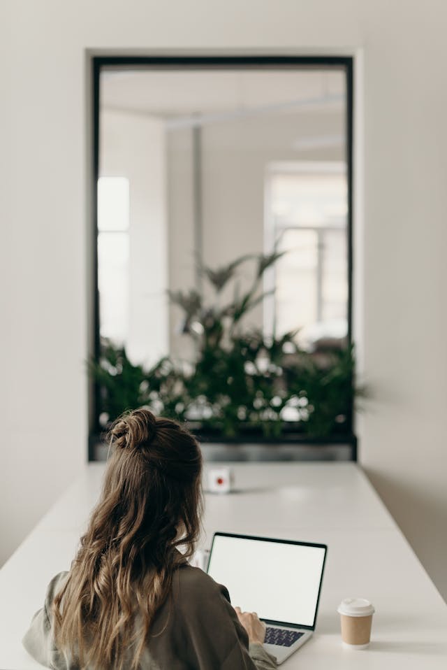 tips work from office yang paling efektif untuk para introvert, work from office, wfo, introvert