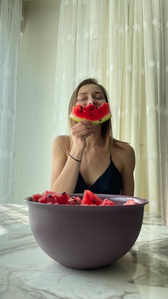 tips cegah kulit kering saat puasa akibat kurang cairan, kulit kering saat puasa, cara hidrasi kulit saat puasa, kulit kering