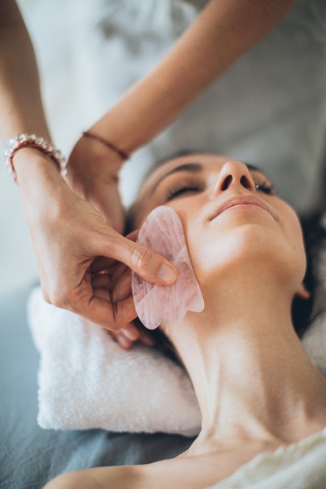 manfaat gua sha untuk wajah, gua sha, manfaat gua sha, gua sha untuk wajah, wajah sehat